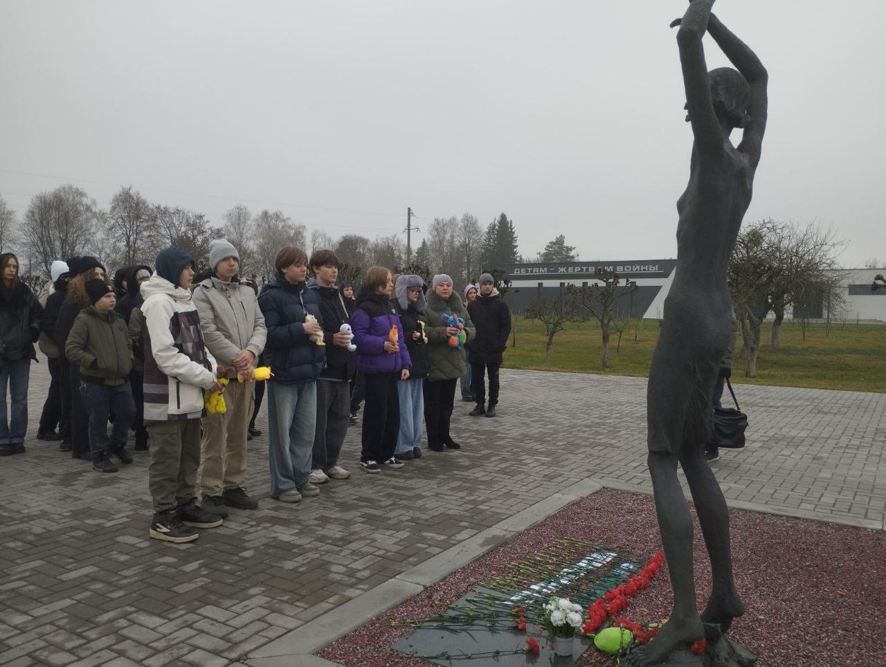 Посещение мемориала «Детям — жертвам войны»