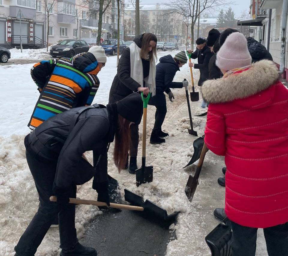 Расчистка улицы Ветковской от наледи и снега
